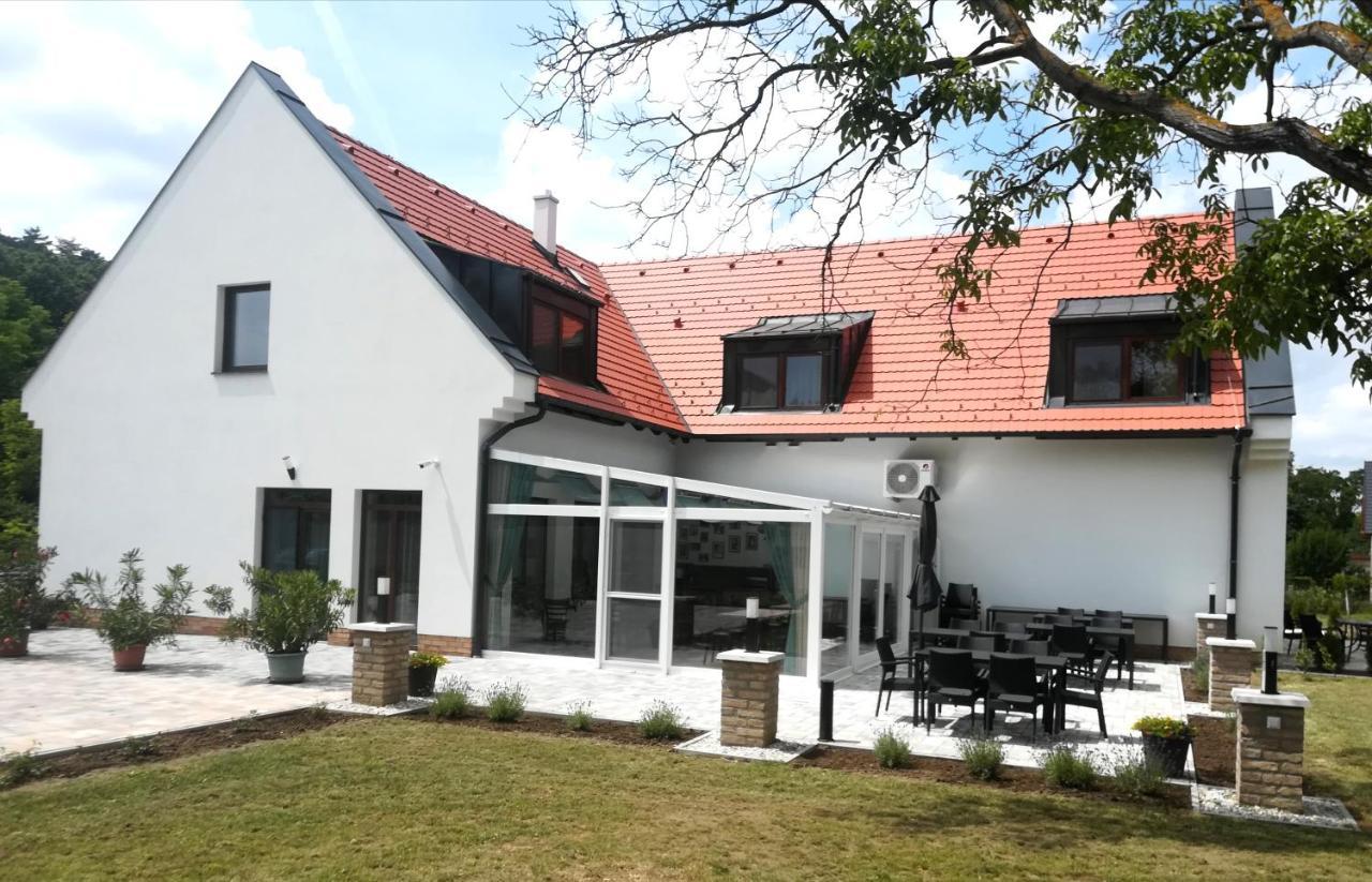 Dreko Panzio & Borbisztro Bed & Breakfast Győrújbarát Екстериор снимка