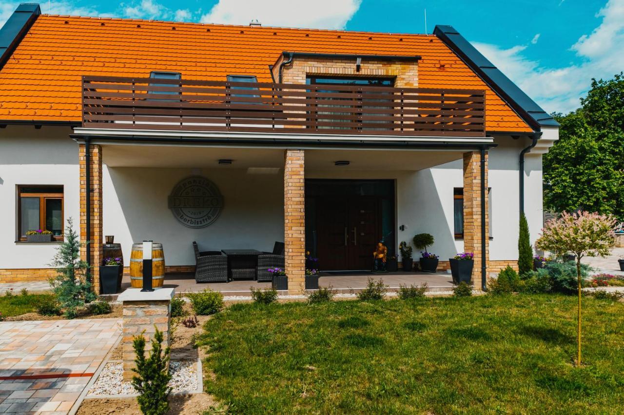 Dreko Panzio & Borbisztro Bed & Breakfast Győrújbarát Екстериор снимка