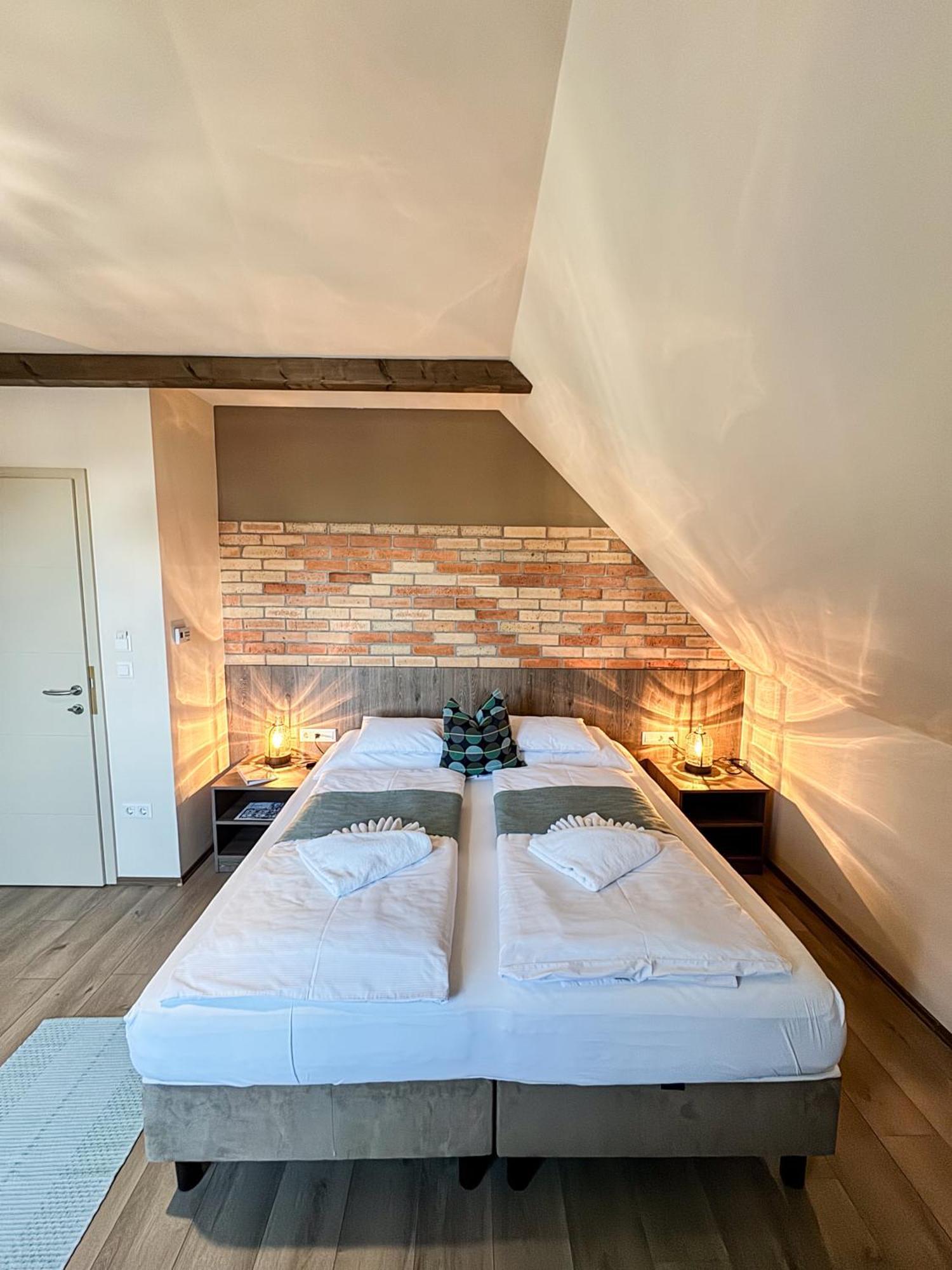 Dreko Panzio & Borbisztro Bed & Breakfast Győrújbarát Екстериор снимка
