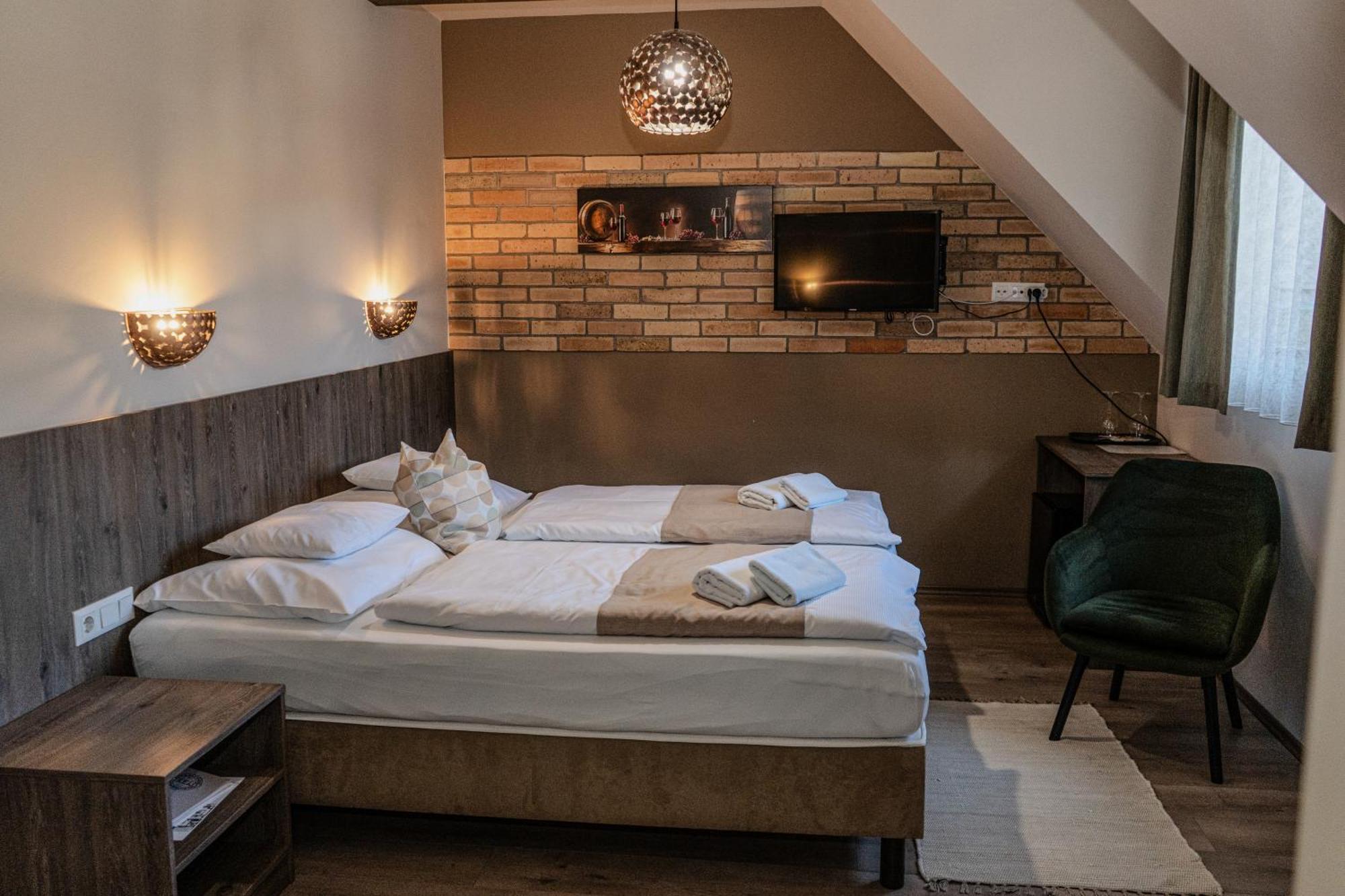Dreko Panzio & Borbisztro Bed & Breakfast Győrújbarát Екстериор снимка