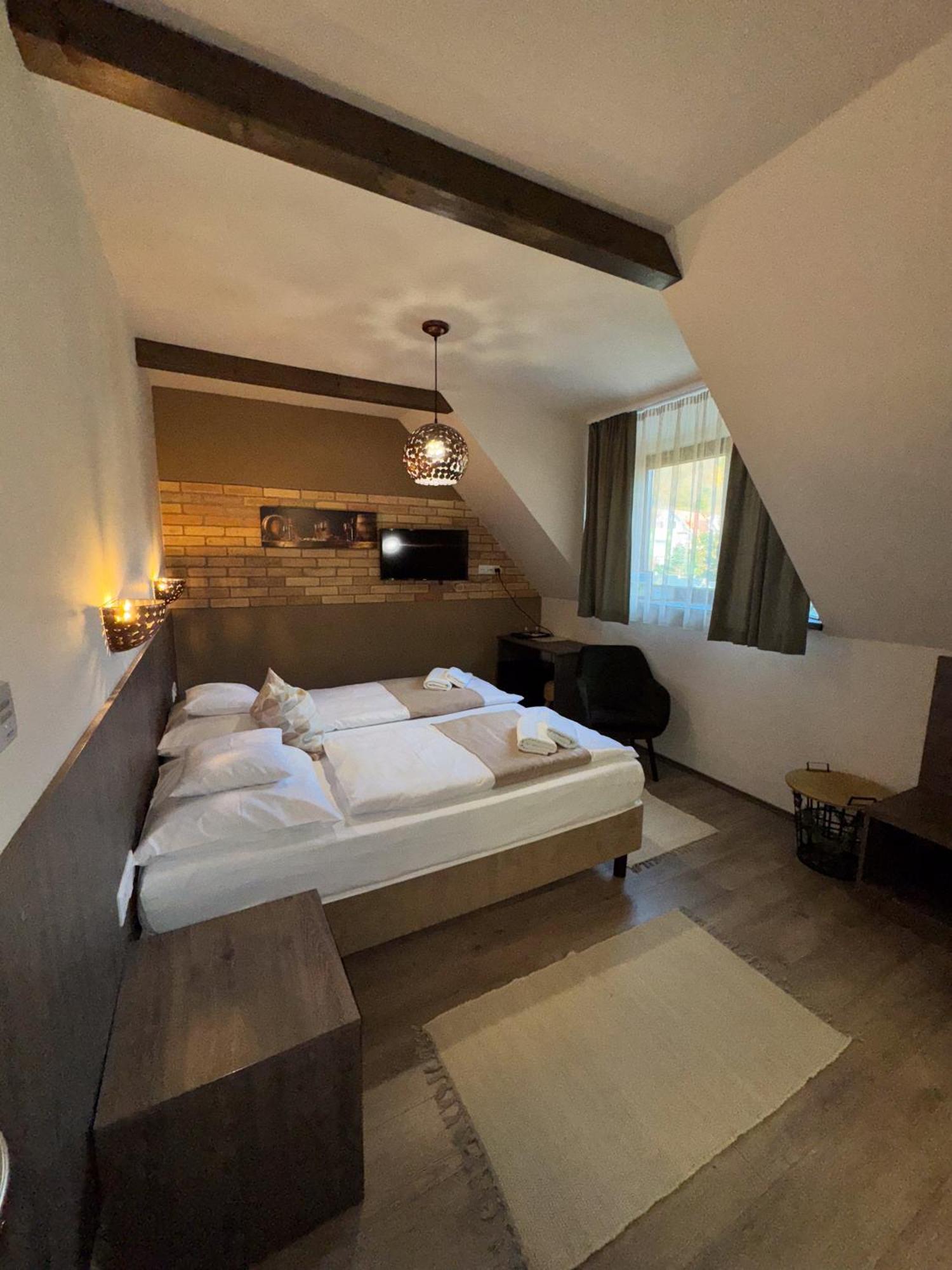 Dreko Panzio & Borbisztro Bed & Breakfast Győrújbarát Екстериор снимка