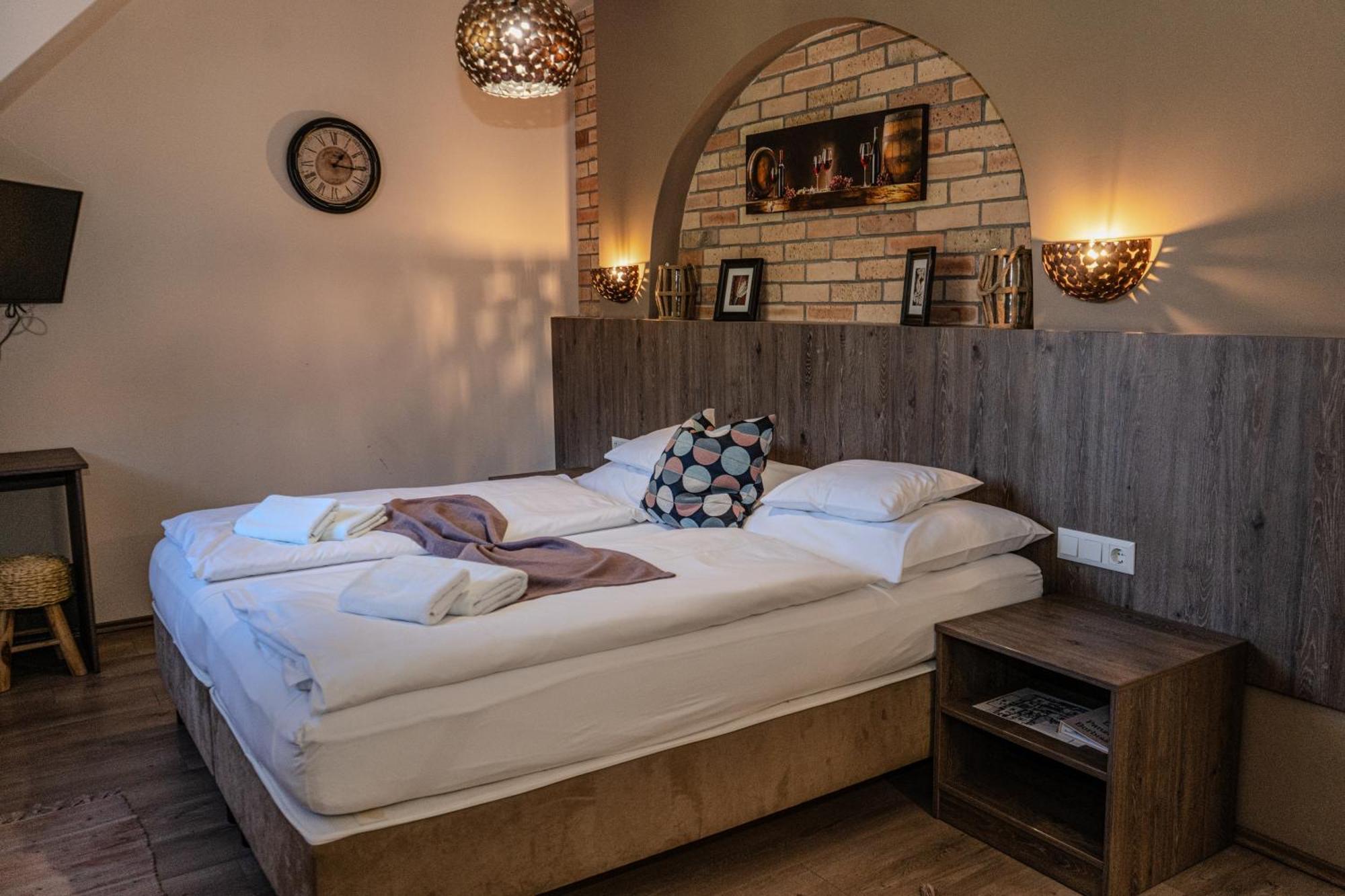 Dreko Panzio & Borbisztro Bed & Breakfast Győrújbarát Екстериор снимка