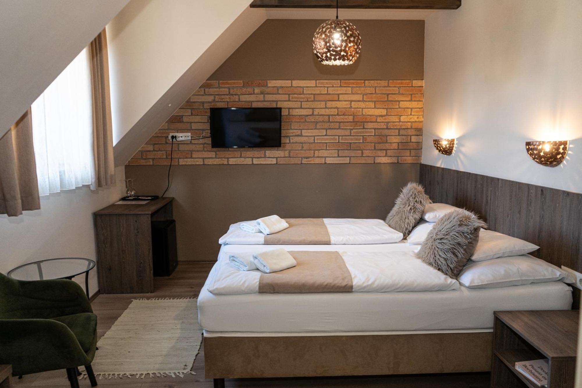 Dreko Panzio & Borbisztro Bed & Breakfast Győrújbarát Екстериор снимка